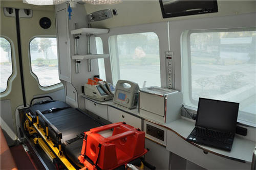 调兵山市救护车内部
